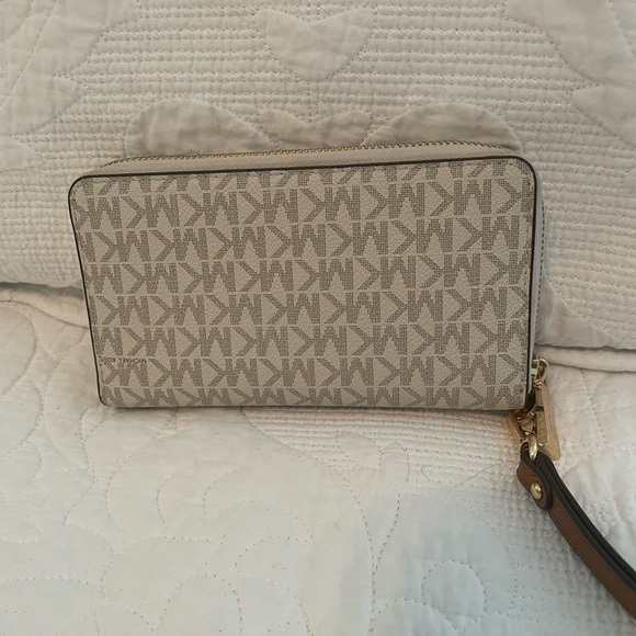 Michael Kors Tote with matching Wallet - Picture 7 of 9